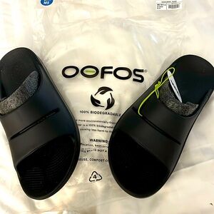 Brand new OOFOS UNISEX Style 1100